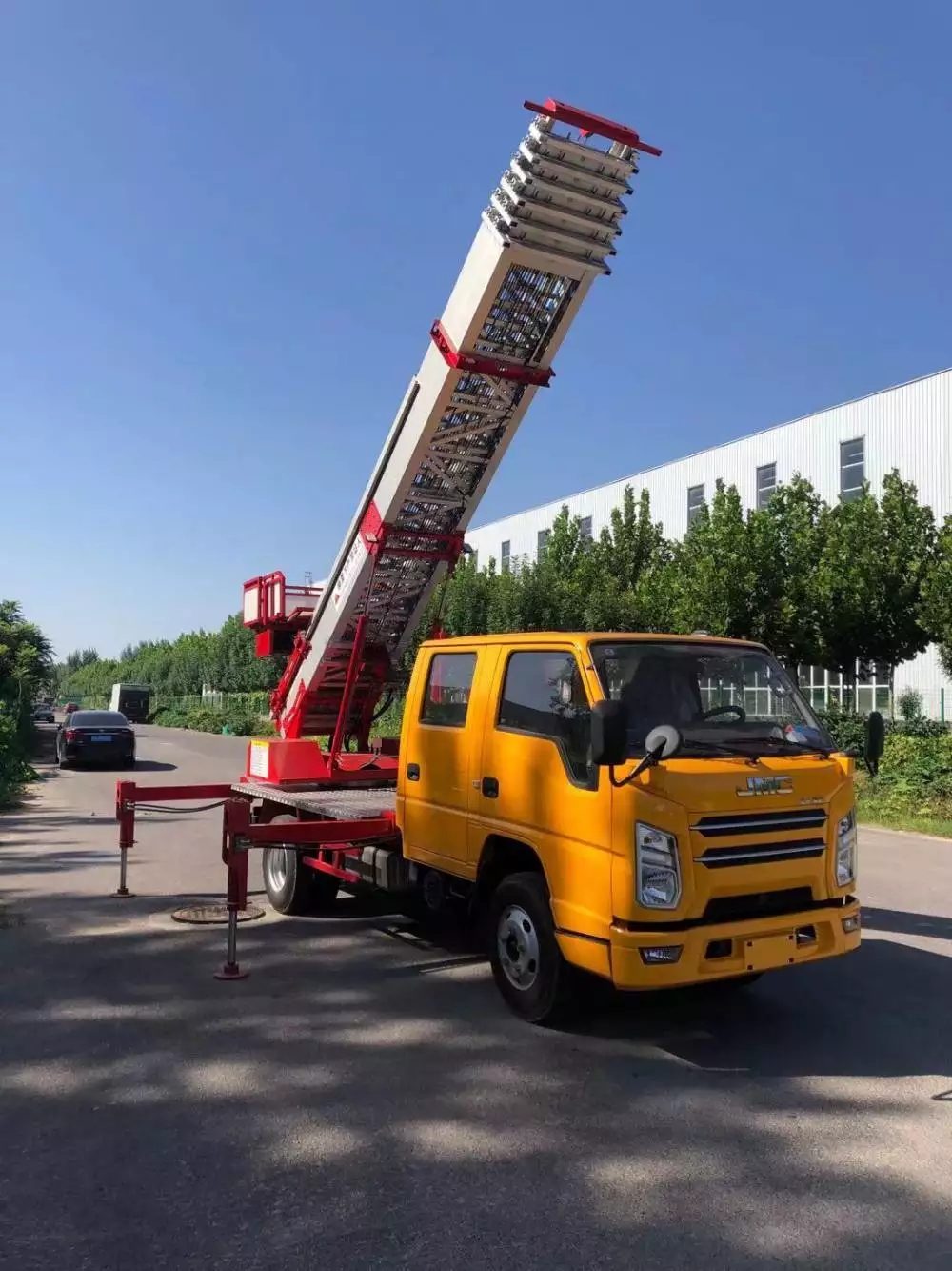 达州附近的云梯车出租服务：轻松解决高空作业需求