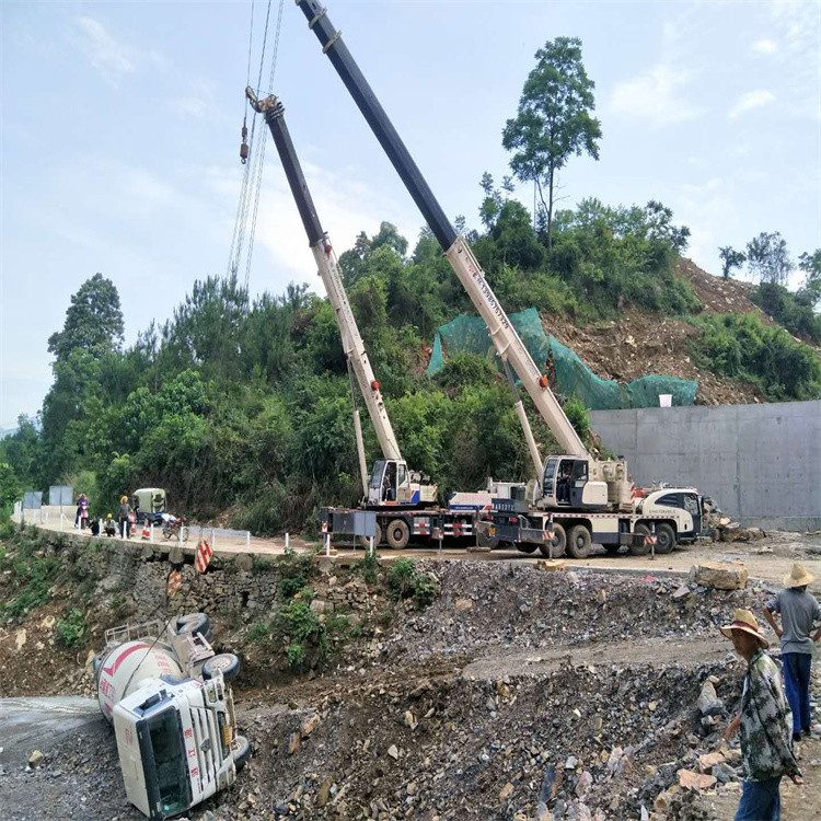 达州汽车掉沟里叫吊车救援要多少钱